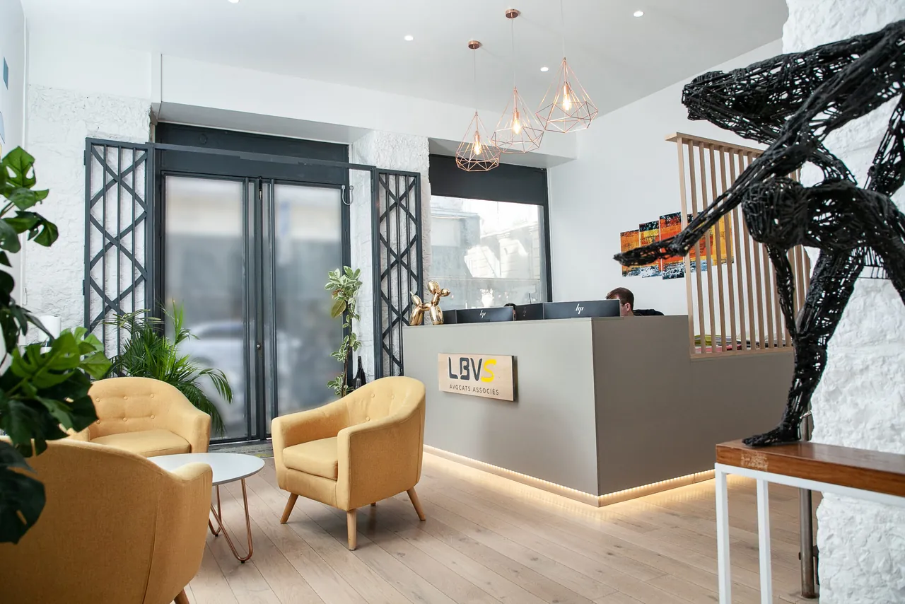 Accueil du cabinet LBVS Avocats, espace design avec sculpture et logo du cabinet