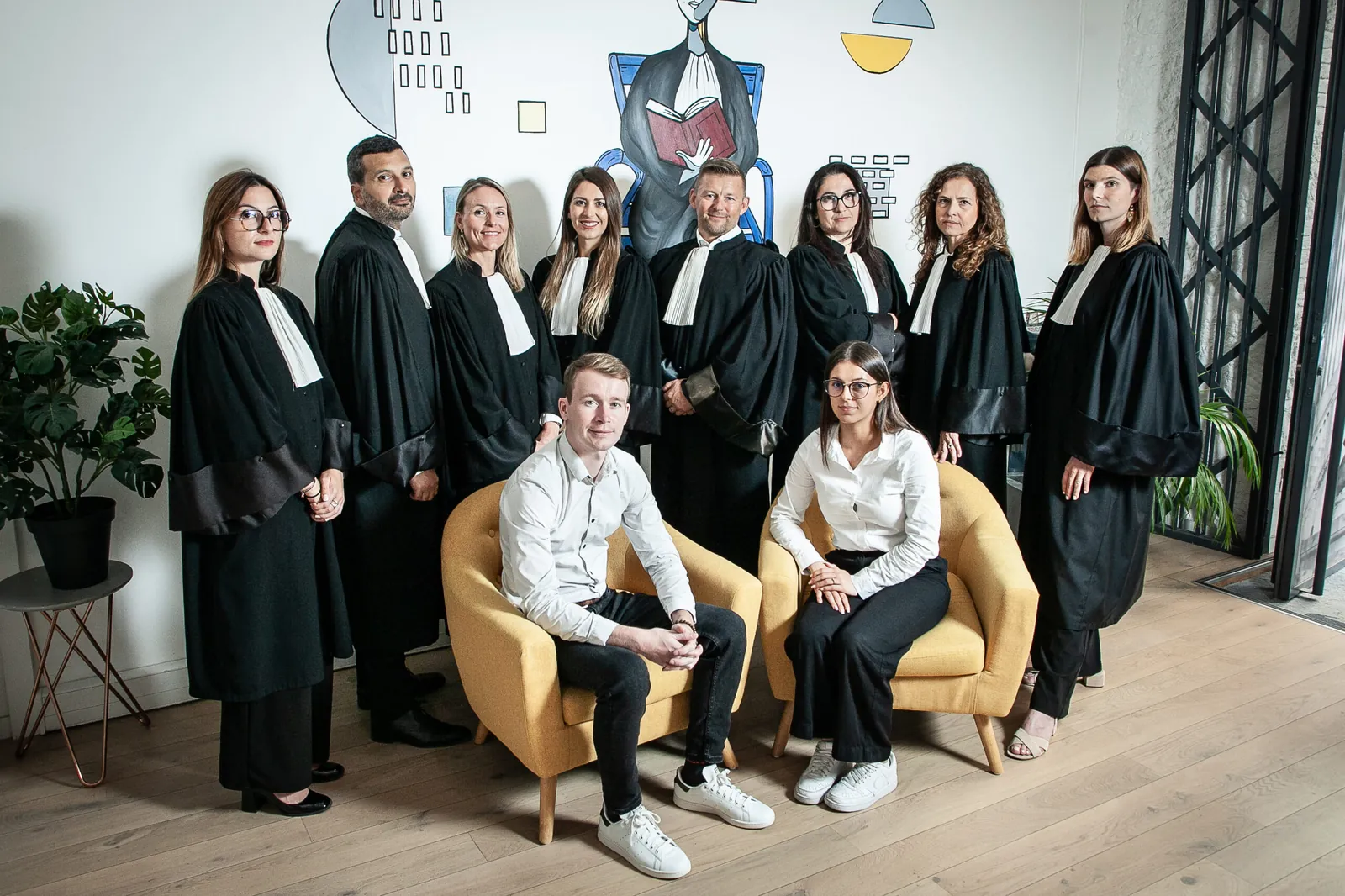 Équipe du cabinet LBVS Avocats en robe, portrait collectif au cabinet