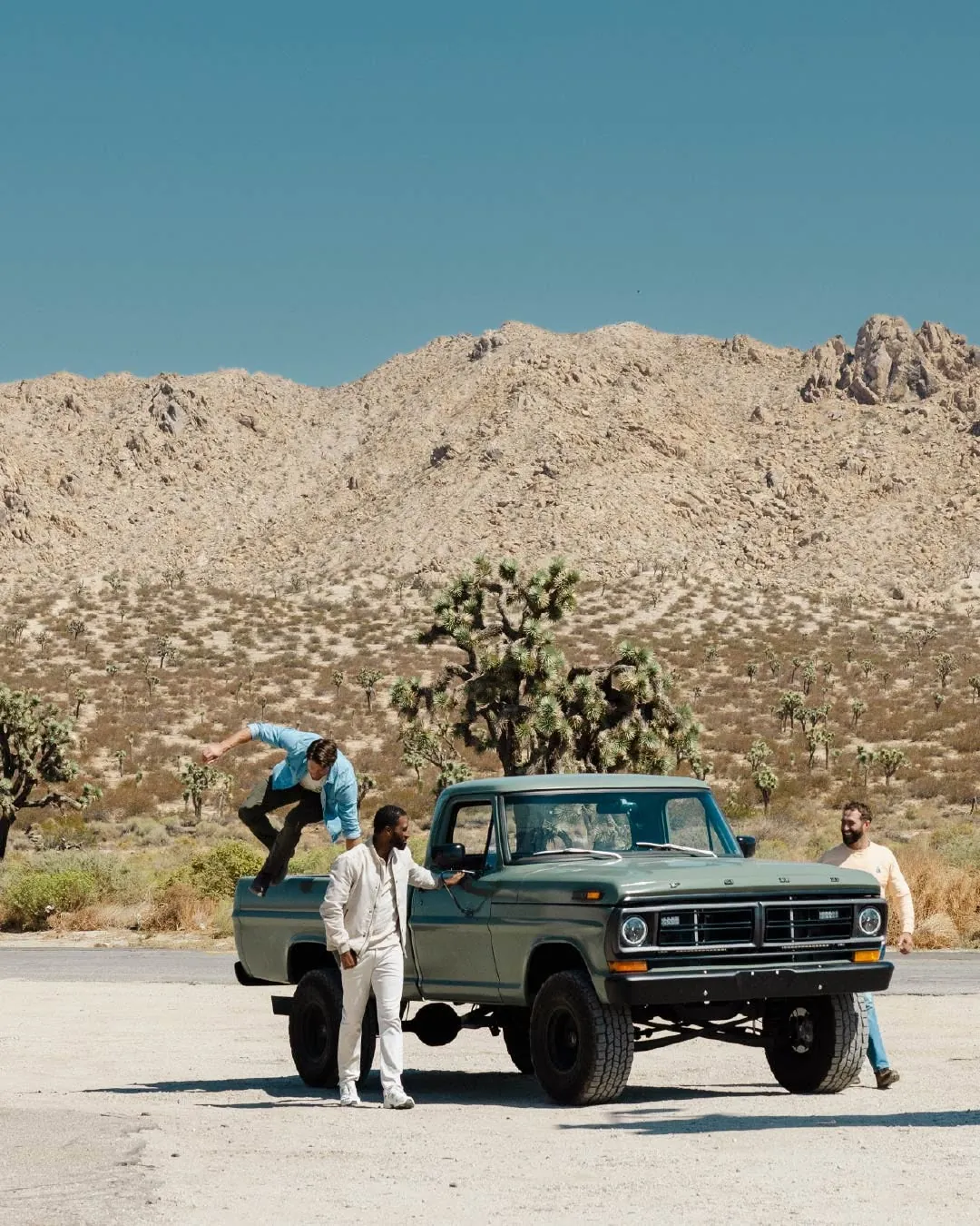 Campagne désert Joshua Tree pour Petrol Industries, pickup Ford vintage, direction éditoriale Instagram