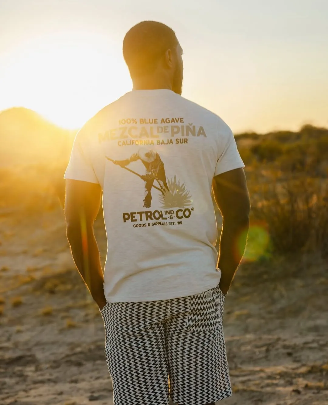 Campagne Petrol Industries au coucher du soleil en Basse-Californie