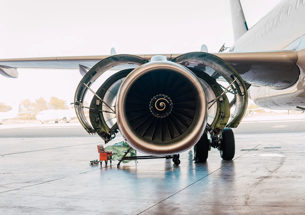 Réacteur d’avion ouvert en hangar pour Stratos Aero, campagne presse et LinkedIn